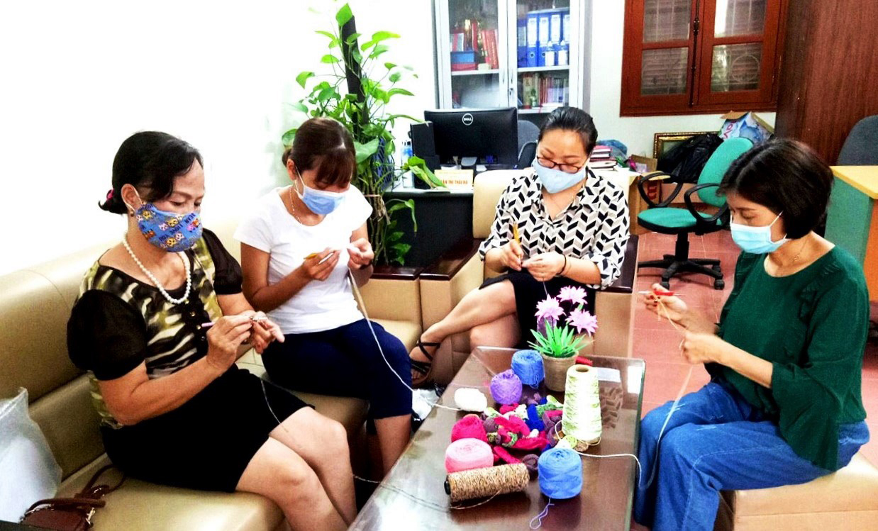 Hà Nội: Phụ nữ phường Việt Hưng chung tay chống dịch